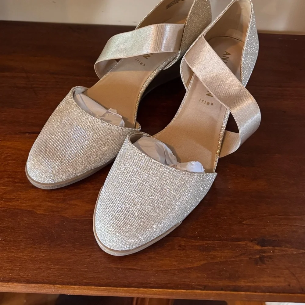 Anne Klein Aktara2 Shimmering Platinum Wedges - sz 9.5m - New in Box